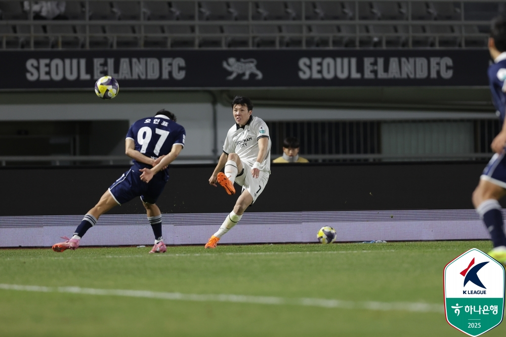 성남FC 신재원이 27일 목동종합운동장에서 열린 서울 이랜드와의 K리그2 준플레이오프에서 후이즈를 향해 올린 크로스. /사진=한국프로축구연맹 제공