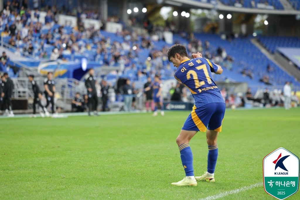 신태용 감독 경질 직후인 지난달 18일 광주FC전 득점 이후 신 감독을 저격하는 골프 세리머니를 한 울산 HD 이청용. /사진=한국프로축구연맹 제공