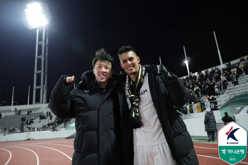 합작골을 통해 성남FC의 K리그2 플레이오프를 이끈 신재원(왼쪽)과 후이즈. /사진=한국프로축구연맹 제공