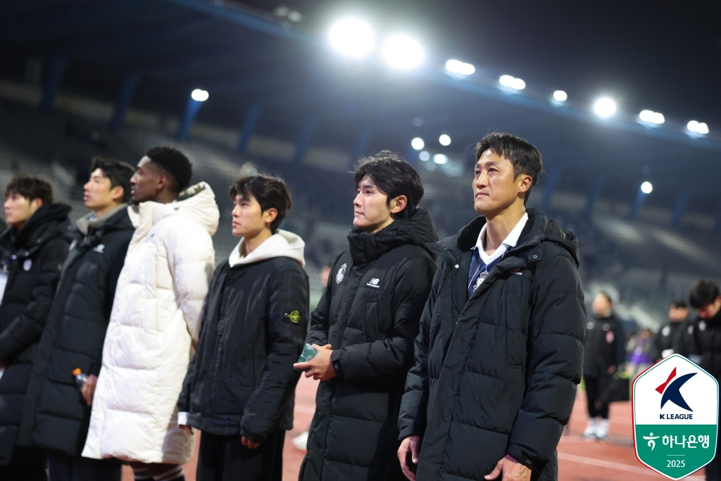 서울 이랜드 선수들이 27일 목동종합운동장에서 열린 성남FC와의 K리그2 준플레이오프 0-1 패배로 탈락이 확정된 뒤 팬들에게 인사하고 있다. /사진=한국프로축구연맹 제공
