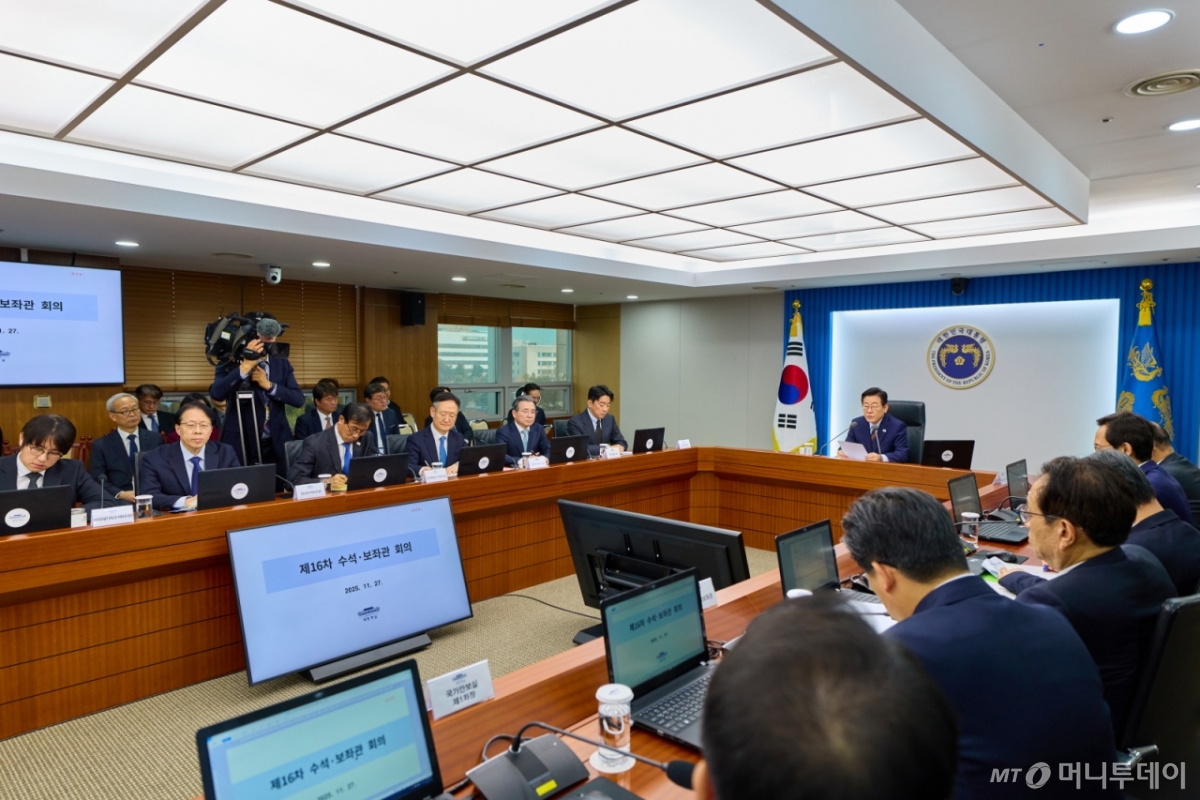 (서울=뉴스1) 허경 기자 = 이재명 대통령이 27일 서울 용산 대통령실 청사에서 열린 수석보좌관회의에서 발언하고 있다. (대통령실 제공. 재판매 및 DB 금지) 2025.11.27/뉴스1  Copyright © 뉴스1. All rights reserved. 무단 전재 및 재배포,  AI학습 이용 금지. /사진=(서울=뉴스1) 허경 기자