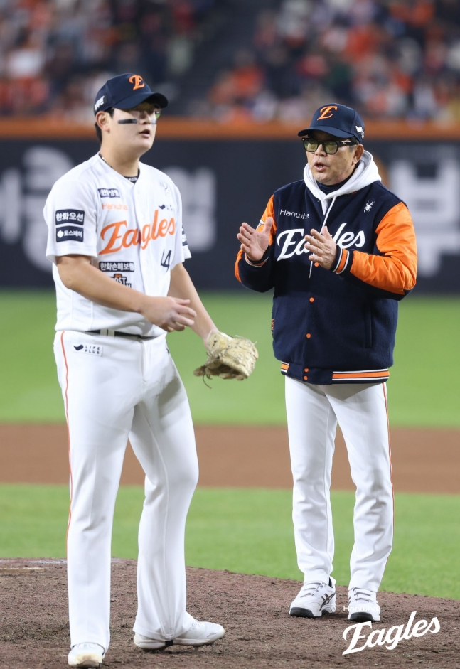 양상문 한화 투수 코치(오른쪽)가 한국시리즈 4차전에서 마운드에 오른 김서현을 격려하고 있다. /사진=한화 이글스 제공