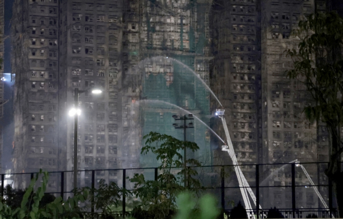 27일 홍콩 북부 타이포 구역의 아파트 단지 웡 푹 코트(Wang Fuk Court) 화재 현장에서 소방대원들이 잔불 처리를 하고 있다. /로이터=뉴스1 