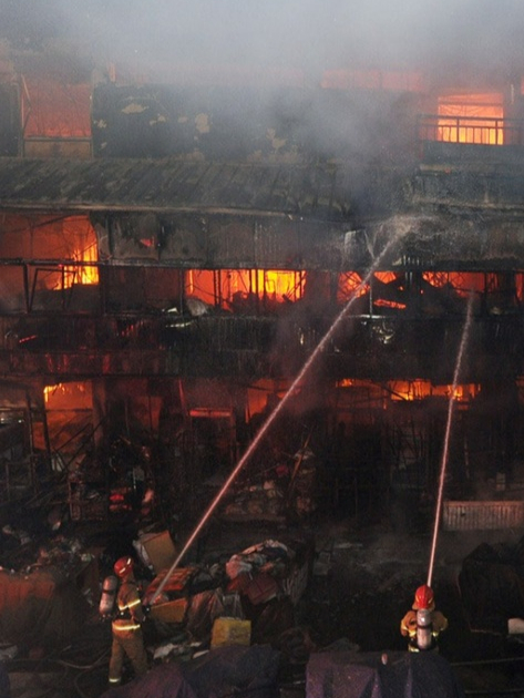 2016년 대구 서문시장 화재 발생 현장에서 진화 작업 중인 소방관들 모습. /사진=뉴스1 
