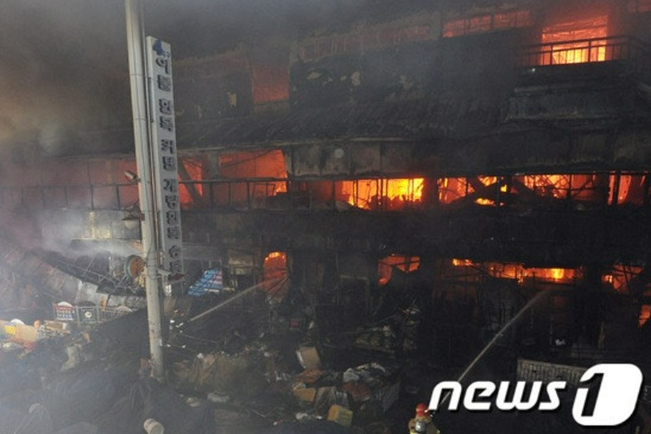 2016년 대구 서문시장 화재 발생 현장에서 진화 작업 중인 소방관들 모습. /사진=뉴스1 