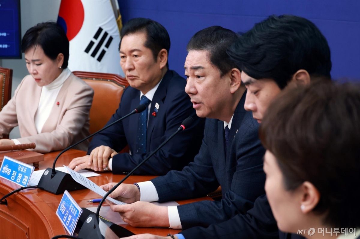 [서울=뉴시스] 고승민 기자 = 김병기 더불어민주당 원내대표가 28일 서울 여의도 국회에서 열린 최고위원회의에서 발언하고 있다. 2025.11.28. kkssmm99@newsis.com /사진=고승민