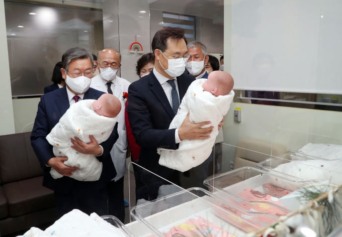 ▲경남 밀양 공공산후조리원 개원식에 참석한 하병필(오른쪽) 경남도지사 권한대행과 박일호 시장이 조리원 내부를 둘러보고 있다. 사진제공=밀양시 