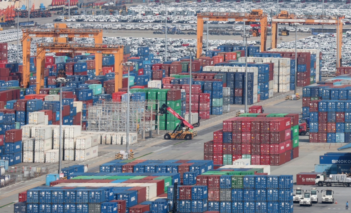 경기 평택시 포승읍 평택항에 수출용 컨테이너들이 쌓여있는 모습 /사진=뉴스1