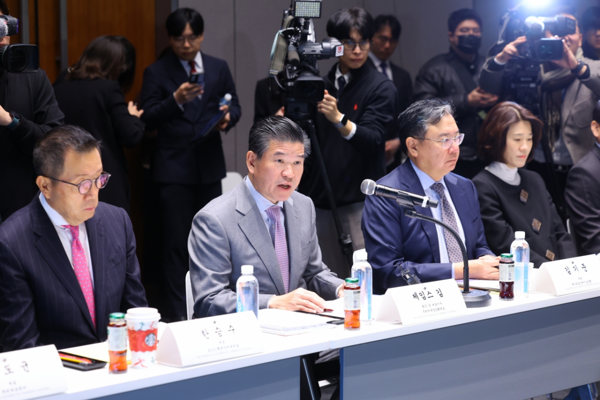 제임스 김 주한미국상공회의(암참) 회장(가운데)이 28일 서울 여의도 IFC 더 포럼에서 임광현 국세청장을 초청해 간담회를 열고 발언하고 있다. /사진제공=암참