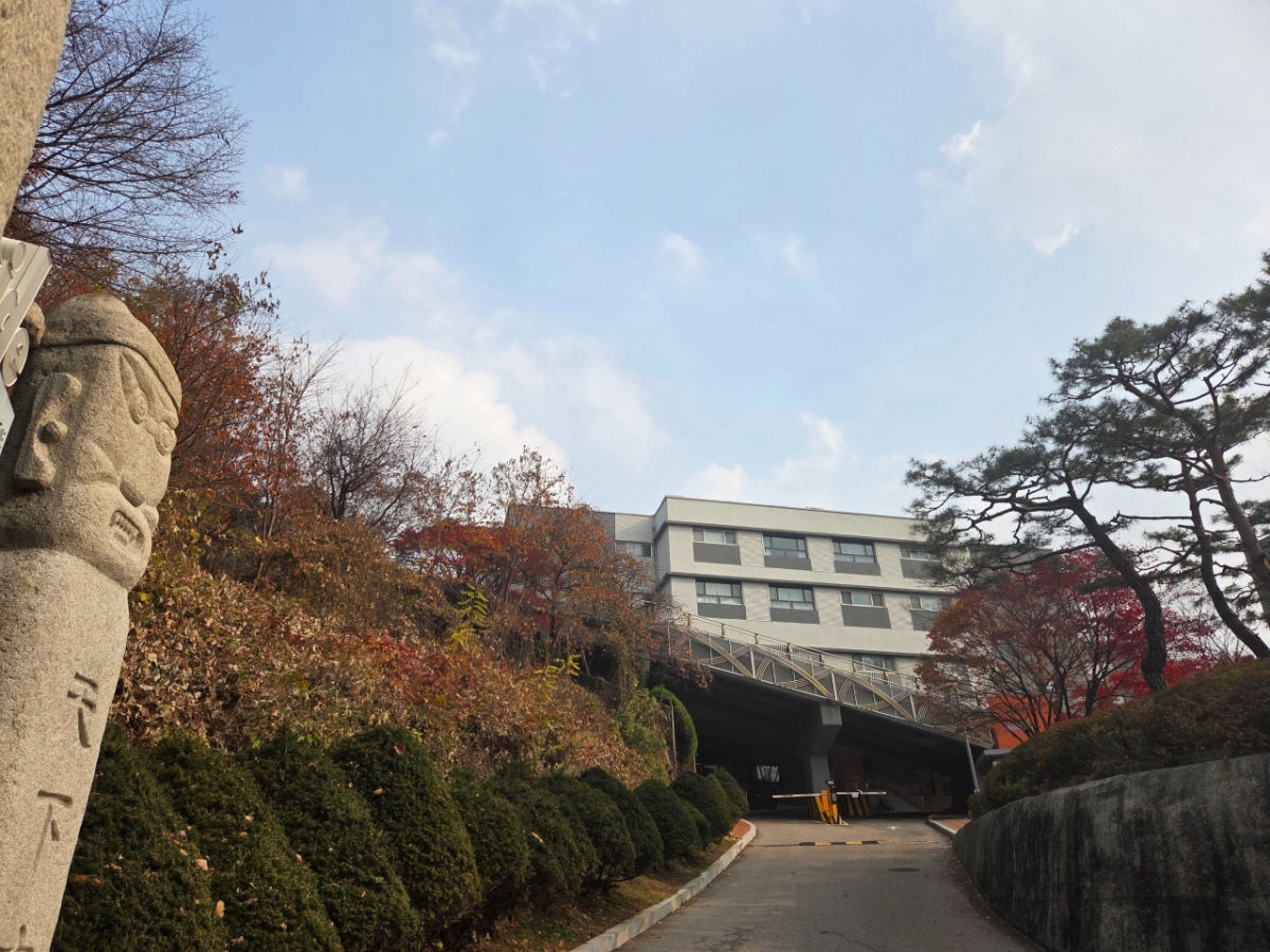 28일 오후 서울 용산구 한남동 대통령 관저 인근 거주지 일대 모습. 이곳 역시 한산한 모습이었지만 올해 초 이곳은 집회 참가자들로 소란스러웠다. /사진=김서현 기자.