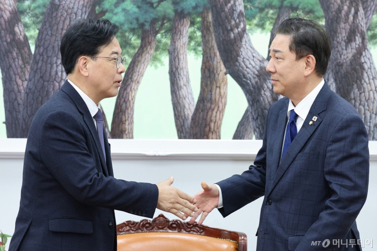 (서울=뉴스1) 신웅수 기자 = 김병기 더불어민주당 원내대표와 송언석 국민의힘 원내대표가 25일 서울 여의도 국회에서 회동하고 있다. 2025.11.25/뉴스1  Copyright © 뉴스1. All rights reserved. 무단 전재 및 재배포,  AI학습 이용 금지. /사진=(서울=뉴스1) 신웅수 기자