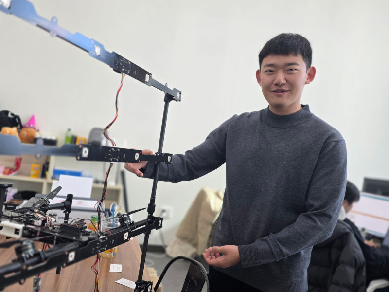 박고수 CTO가 드론 기반 공중 디스플레이의 기술 경쟁력을 설명하고 있다./사진=이민호기자