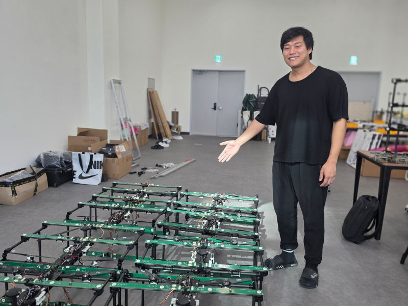 정진석 대표가 개발 중인 드론 제품에 대해 설명하고 있다./사진=이민호기자