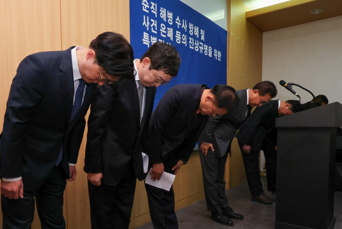 해병대원 순직사건 관련 의혹을 수사해 온 채 해병특검팀 이명현 특별검사가 28일 서울 서초구 해병특검 사무실에서 150일의 수사 일정을 마무리하며 최종 수사 결과를 발표한 뒤 인사하고 있다. 2025.11.28/사진=뉴스1