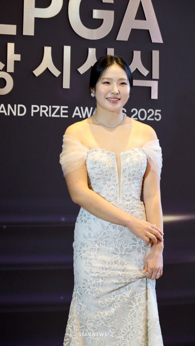 '역대 7번째' 유현조 신인왕 다음 해 대상 쾌거... 'LPGA 진출' 황유민은 인기상 2연패 [KLPGA 대상 시상식 현장]
