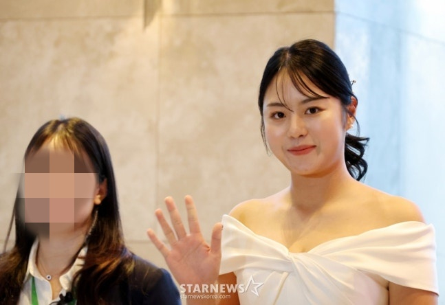 신인왕 서교림이 28일 서울특별시 강남구에 위치한 그랜드 인터컨티넨탈 서울 파르나스에서 열린 2024 한국여자프로골프(KLPGA) 대상 시상식에서 포즈를 취하고 있다. /사진=강영조 선임기자