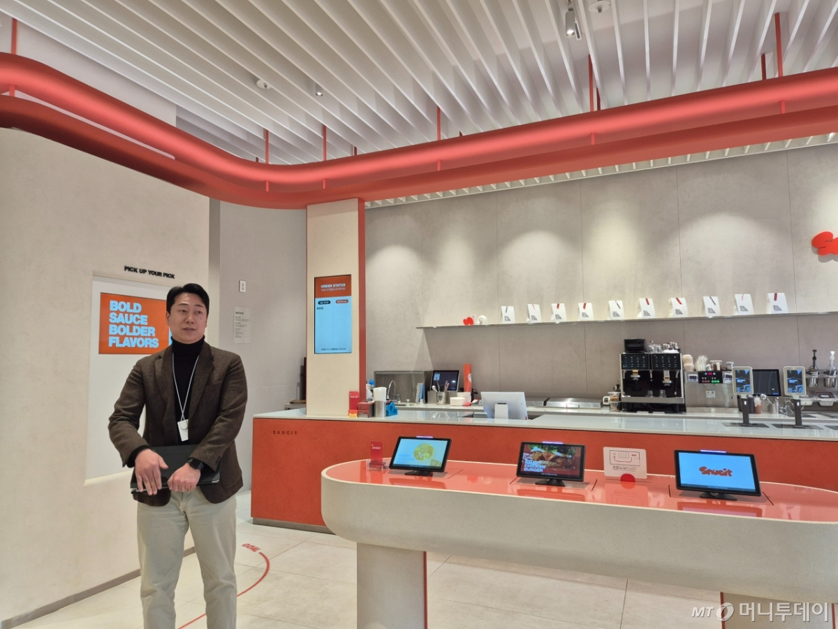 임영환 교촌에프앤비 전략스토어사업본부장이 26일 경기 성남 교촌에프앤비 ‘소싯’ 매장에서 사업 방향을 설명하고 있다./사진=유예림 기자