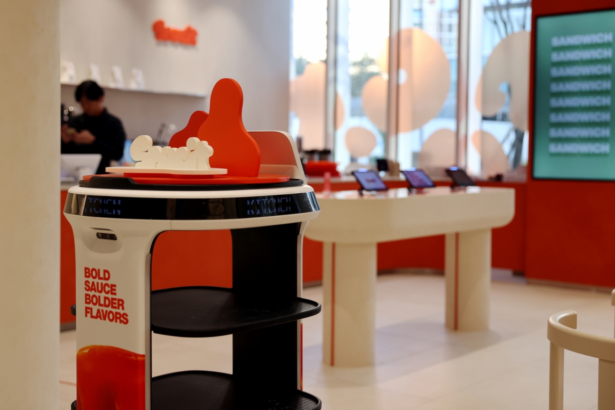 '소싯' 매장에 있는 서빙로봇./사진제공=교촌에프앤비