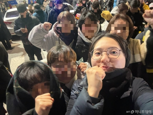 최윤이씨가 계엄 당일 현장에 모인 사람들과 함께 촬영한 사진. /사진제공=최윤이씨.