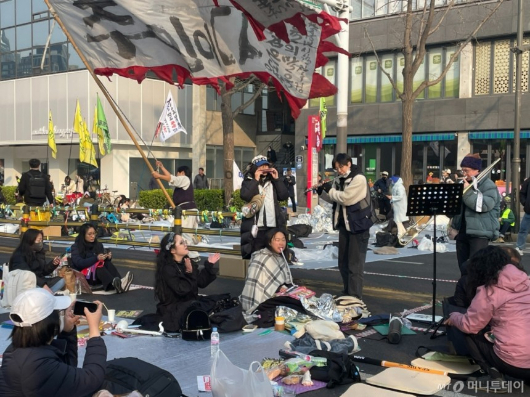 서울 헌법재판소 인근에서 윤석열 대통령 탄핵 선고를 앞두고 플루트를 부는 채윤씨(20) 모습이 지난 4월4일 오전 본지 카메라에 잡혔다. 채씨는 계엄 사태 이후 탄핵 찬성 집회에 참여하며 플루트를 연주했다. /사진=머니투데이.