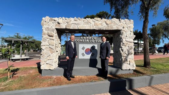 코리안밸리에서 사진 포즈를 취하고 있는 GDIN 김종갑 대표, 장석진 본부장/사진=GDIN