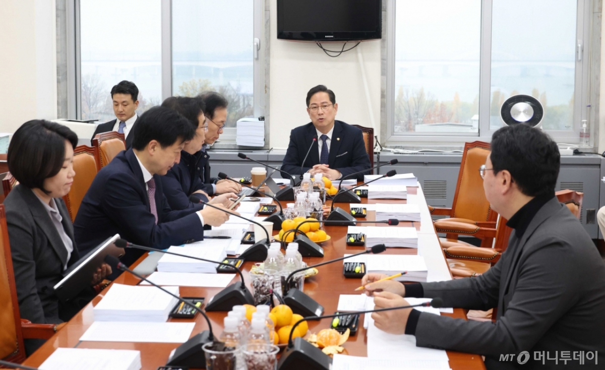 [서울=뉴시스] 조성봉 기자= 박수영 기재위 조세소위 위원장이 25일 오전 서울 여의도 국회에서 열린 기획재정위원회 조세소위원회에서 회의를 주재하고 있다. 2025.11.25. suncho21@newsis.com /사진=조성봉