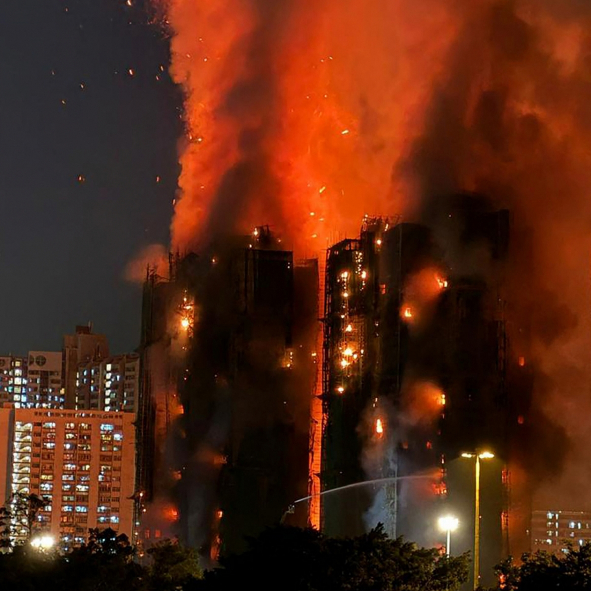홍콩의 웡 푹 코트 아파트에서 지난 26일(현지시간) 화재가 발생, 아파트 3개 동이 화마에 휩싸인 모습. /AFPBBNews=뉴스1