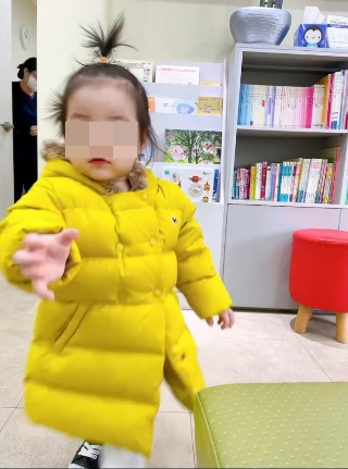 소아과에 갈 때마다 부모 속이 상한다. 딸은 이런 마음도 모르고 다른 아기들 우는 것도 아랑곳하지 않은 채 신나게 돌아다니며 놀기 바쁘다. /사진=최우영 기자