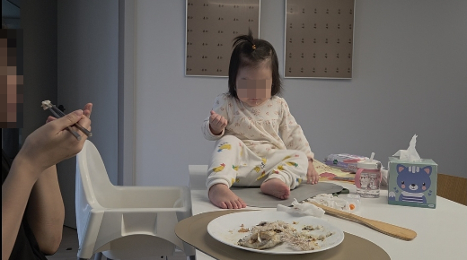한때는 처음부터 식사 예절을 가르쳐야 한다고 생각하기도 했다. 아이가 몇차례 밥태기를 겪은 뒤에는 "일단 많이 먹이고 보자"는 생각으로 바뀌었다. 잘 먹기만 한다면 식탁 위로 올라타는 것쯤이야 봐 줄 만하다. /사진=최우영 기자 