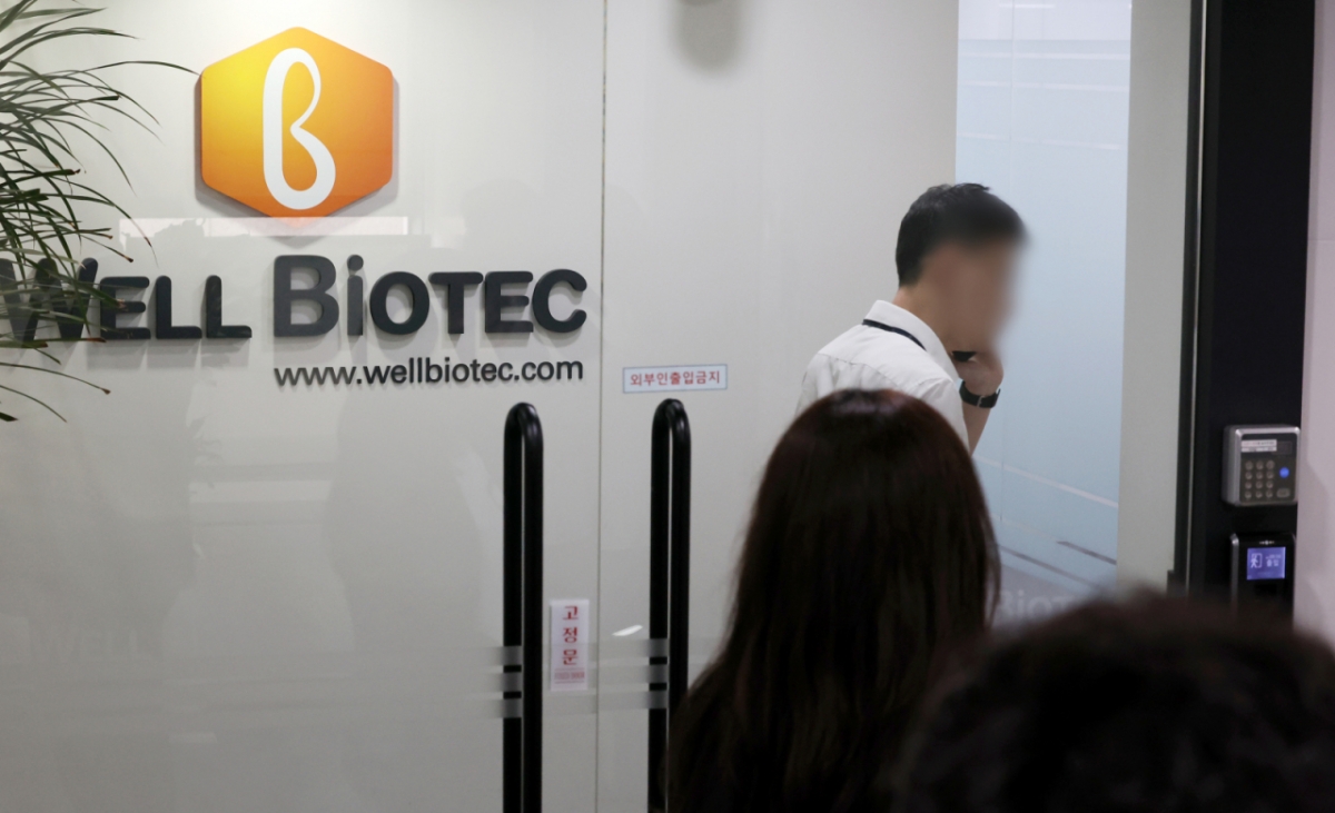 김건희 특검이 삼부토건 주가조작 의혹과 관련해 웰바이오텍 등을 압수수색에 나선 가운데 지난 8월21일 오전 서울 강남구 웰바이오텍 사무실에 관계자들이 들어가고 있다. /사진=뉴시스