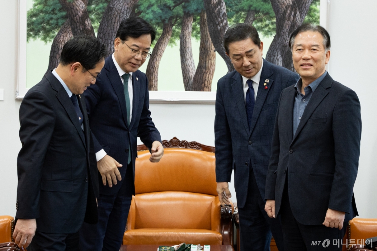 (서울=뉴스1) 유승관 기자 = 더불어민주당 김병기, 국민의힘 송언석 원내대표와 기획재정위원회 여야 간사가 28일 서울 여의도 국회에서 회동에 앞서 기념 촬영 후 착석하고 있다.  왼쪽부터 국민의힘 박수영 기재위 간사, 송 원내대표, 더불어민주당 김 원내대표, 정태호 기재위 간사. 2025.11.28/뉴스1  Copyright © 뉴스1. All rights reserved. 무단 전재 및 재배포,  AI학습 이용 금지. /사진=(서울=뉴스1) 유승관 기자