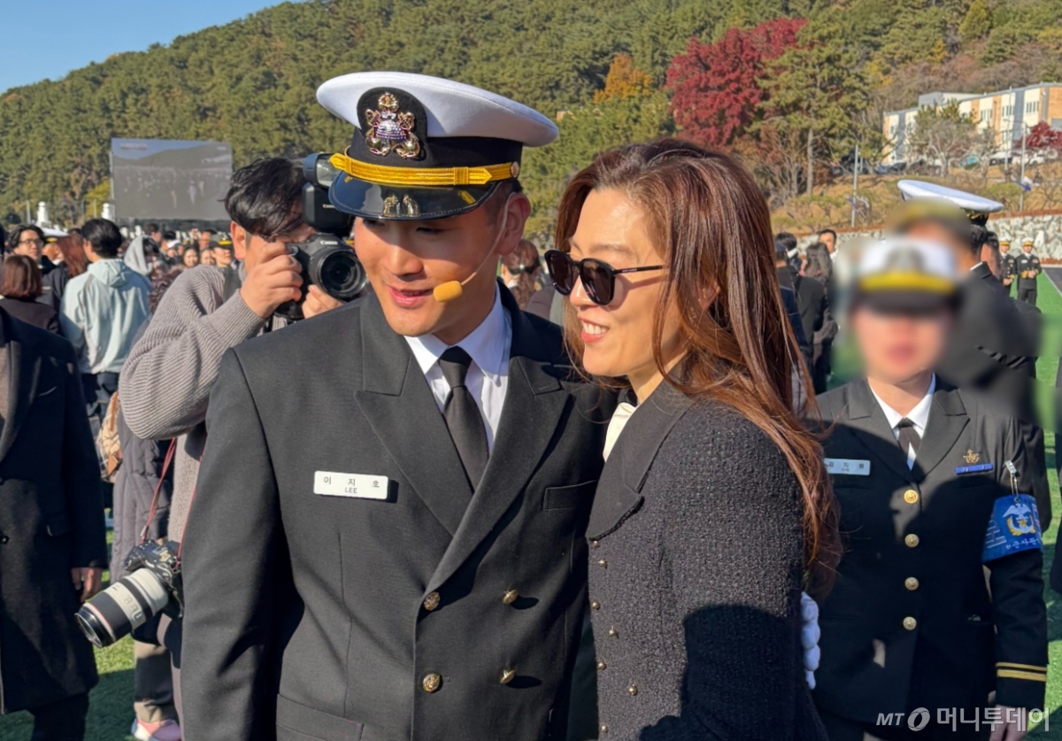 임세령 대상홀딩스 부회장이 신임 해군 장교로 첫발을 내딛은 아들 이지호씨를 안아주며 격려하고 있다./사진=공동취재단 