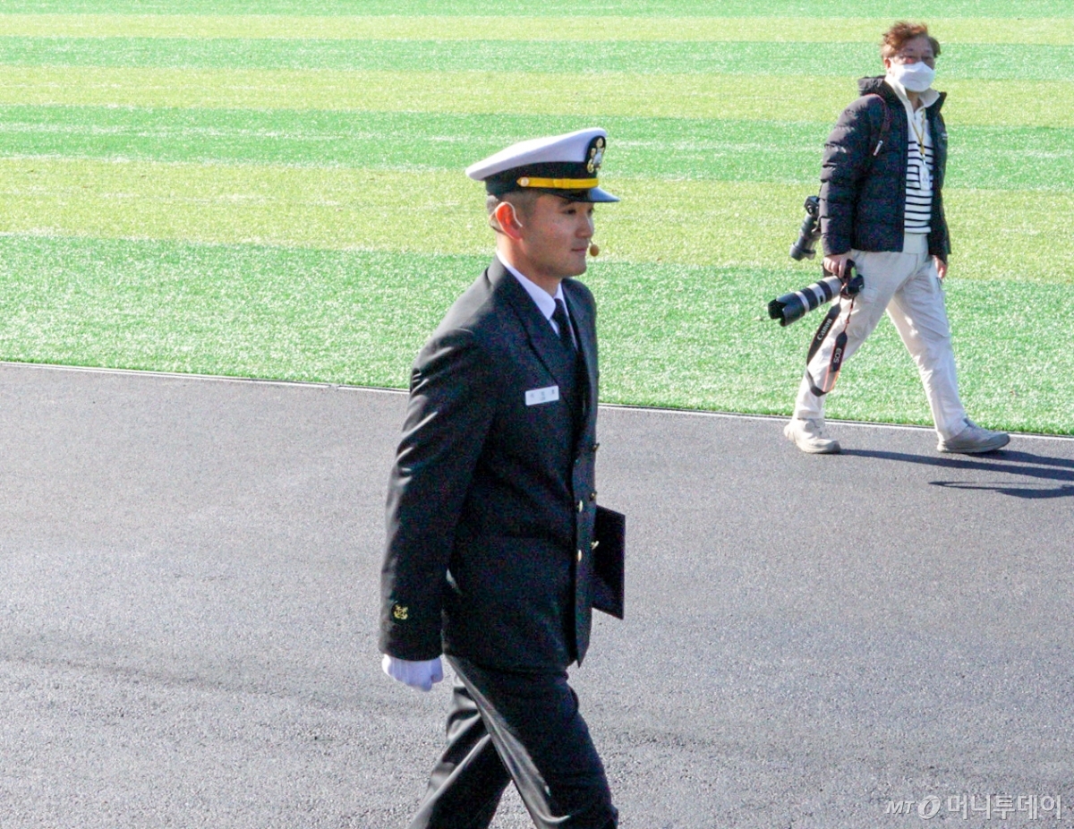 이재용 삼성전자 회장의 장남 이지호씨가 28일 경남 창원 해군사관학교에서 열린 해군 학사사관후보생 139기 임관식에서 본인의 이름이 호명되자 이동하고 있는 모습./사진=최지은 기자