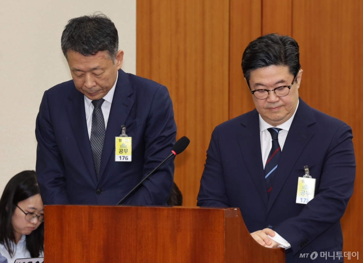 김광일(왼쪽) 홈플러스 대표이사와 김병주 MBK파트너스 회장이 10월 14일 오후 서울 여의도 국회에서 열린 정무위원회 국정감사에서 나란히 증언대 앞에 나와 고개를 숙이고 있다. /사진제공=뉴시스