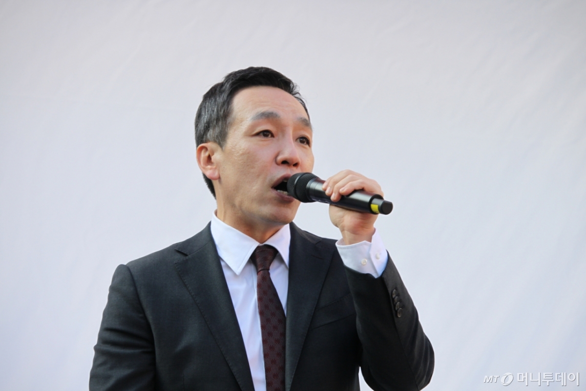 [천안=뉴시스] 최영민 기자= 김민수 국민의힘 최고위원이 26일 충남 천안시 신부동 신세계백화점 앞에서 열린 민생회복 법치수호 국민대회에서 연설을 하고 있다. 2025.11.26 ymchoi@newsis.com /사진=최영민