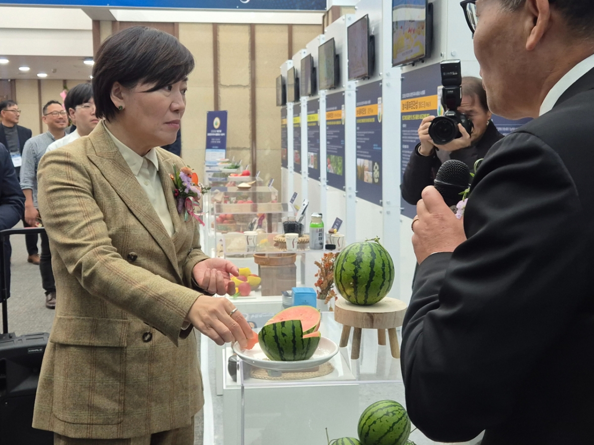 송미령 농림축산식품부 장관이 28일 서울 서초구 한국농수산식품유통공사(aT) 센터에서 '2025 품종보호 국제심포지엄'에 참석해 춘종묘의 '에이피 1(수박)' 재배 방식에 대한 설명을 듣고 있다.  /사진=이수현 기자