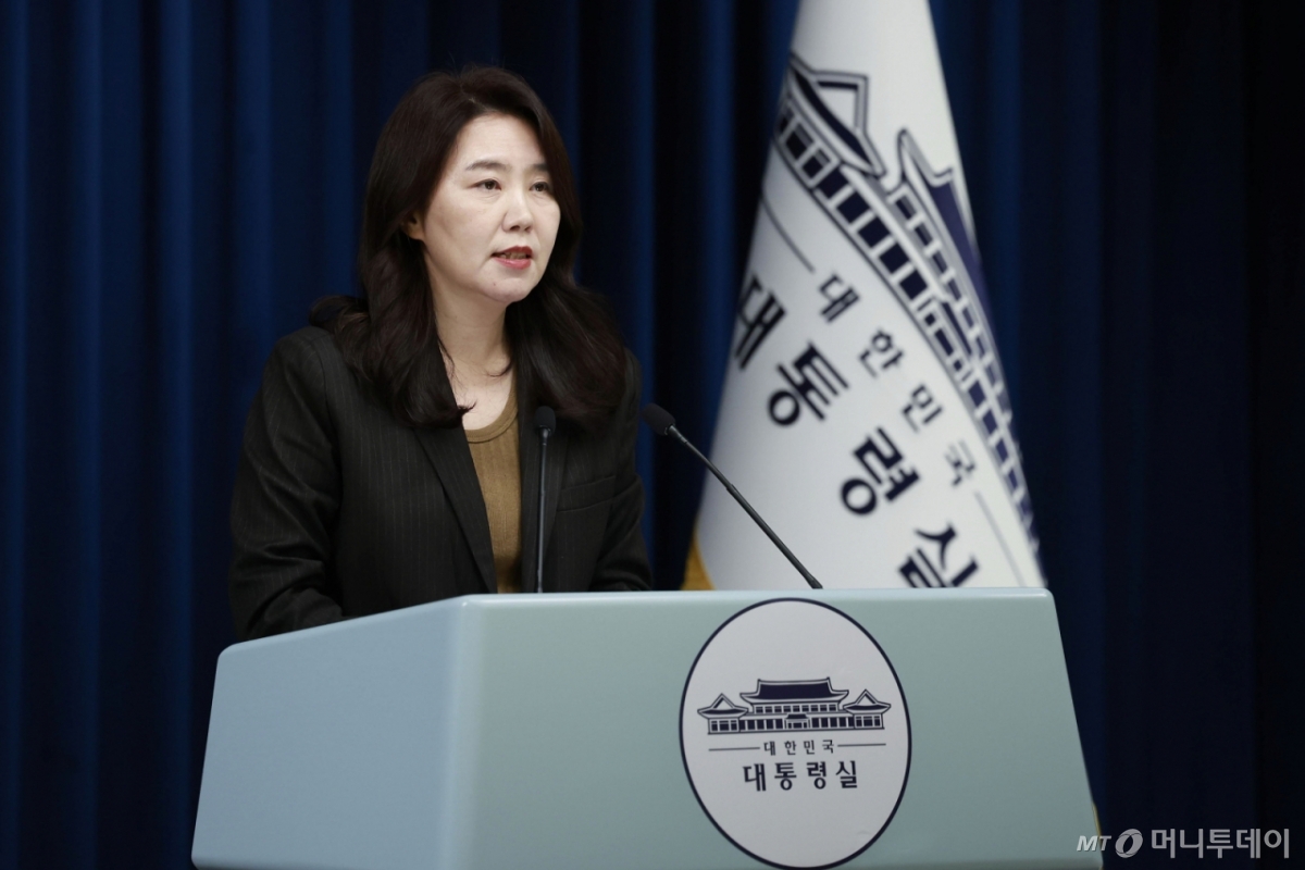 [서울=뉴시스] 최동준 기자 = 강유정 대변인이 28일 서울 용산 대통령실 청사에서 국정원 방문 및 인사 관련 브리핑을 하고 있다. 2025.11.28. photocdj@newsis.com /사진=최동준