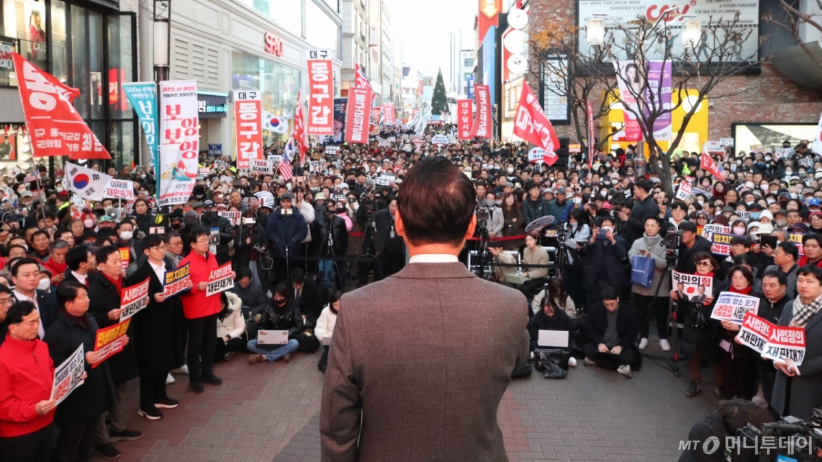(대구=뉴스1) 공정식 기자 = 장동혁 국민의힘 대표가 28일 오후 대구 중구 동성로에서 열린 '민생회복 법치수호 대구 국민대회'에서 연설하고 있다. 2025.11.28/뉴스1  Copyright © 뉴스1. All rights reserved. 무단 전재 및 재배포,  AI학습 이용 금지. /사진=(대구=뉴스1) 공정식 기자