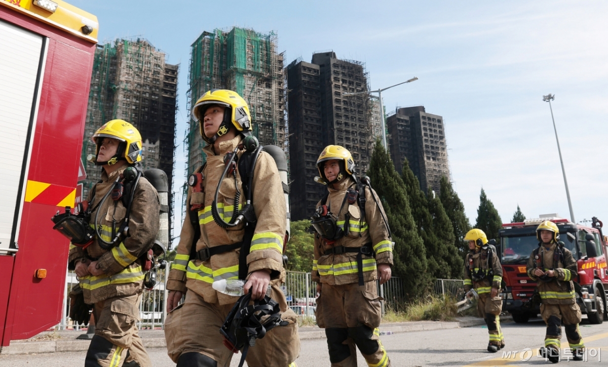 소방대원들이 28일(현지시간) 홍콩 북부 타이포의 '왕 푹 코트'(Wang Fuk Court) 아파트 단지 대형 화재를 완진한 뒤 이동하고 있다. /사진=뉴스1