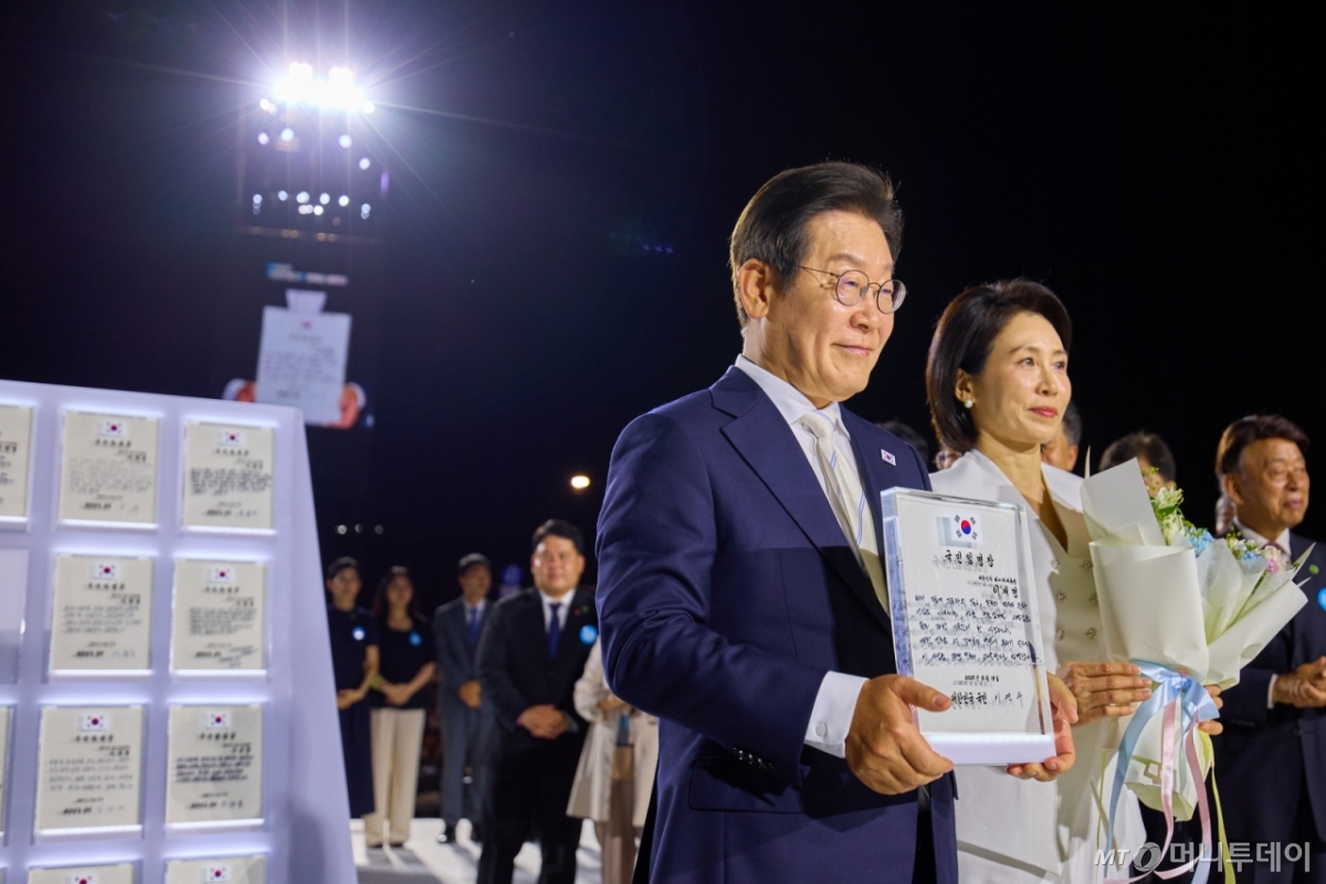 (서울=뉴스1) 이재명 기자 = 이재명 대통령이 지난 15일 서울 세종대로 광화문광장에서 열린 '광복 80년, 국민 주권으로 미래를 세우다' 제21대 대통령 국민 임명식에서 국민 대표 80인이 참여한 임명장을 손에 들고 있다. (대통령실 제공. 재판매 및 DB금지) 2025.8.16/뉴스1  Copyright © 뉴스1. All rights reserved. 무단 전재 및 재배포,  AI학습 이용 금지. /사진=(서울=뉴스1) 이재명 기자