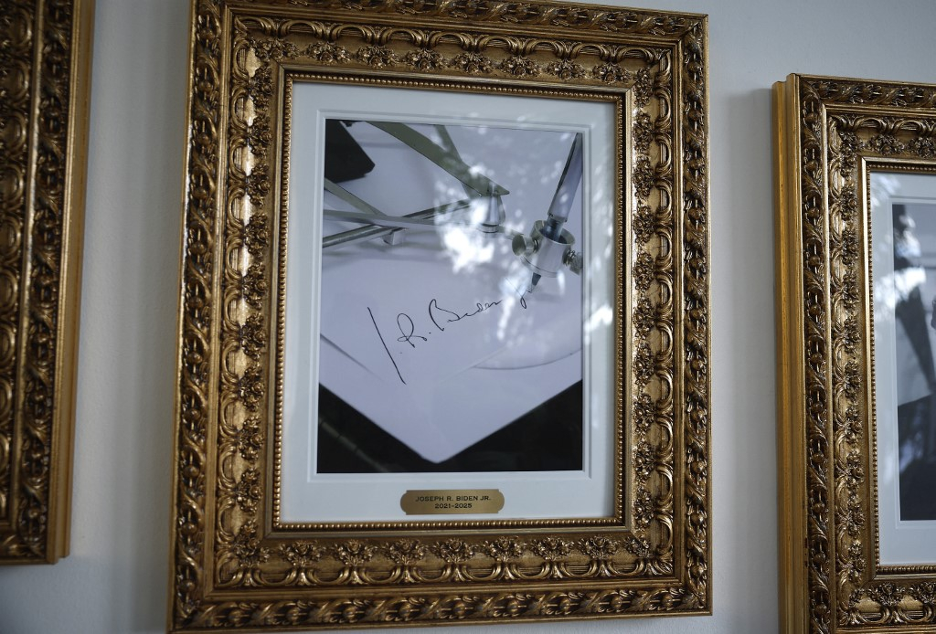 올해 초 도널드 트럼프 미국 대통령은 백악관 내 조 바이든 전 대통령의 초상화를 오토펜 사진으로 바꿨다./AFPBBNews=뉴스1