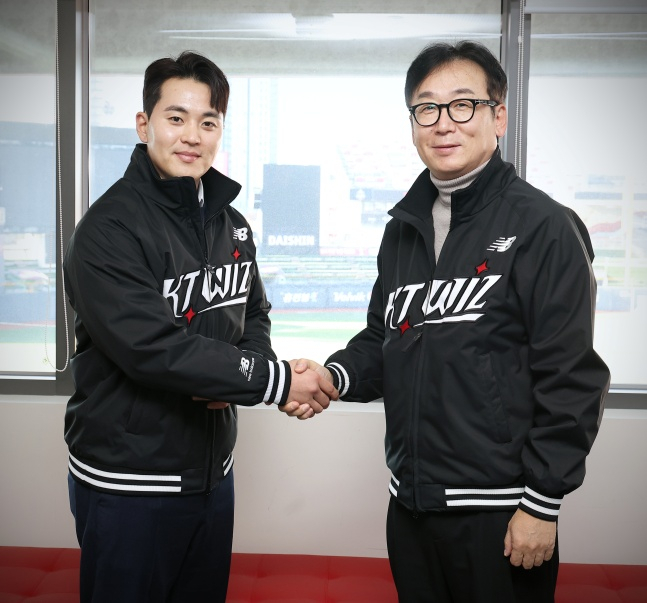 KT로 이적한 한승택(왼쪽). /사진=KT 위즈 제공