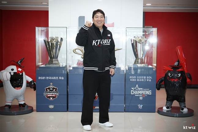 김현수가 지난 25일 수원KT위즈파크에서 FA 계약 기념 사진을 찍고 있다. /사진=KT 위즈 제공