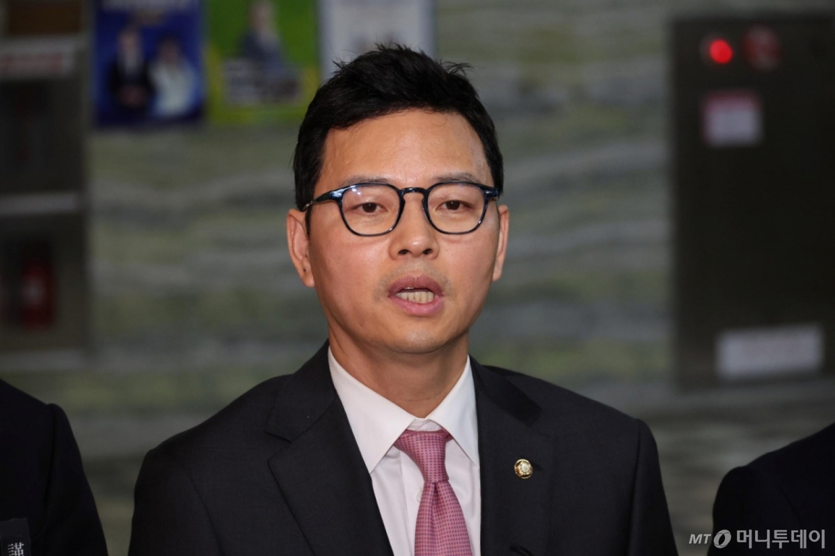 [서울=뉴시스] 김금보 기자 = 박정훈 국민의힘 의원이 14일 서울 여의도 국회에서 열린 과학기술정보방송통신위원회 국정감사에서 정회 후 김우영 더불어민주당 의원이 질의에서 공개한 자신의 문자메시지와 관련해 상황을 설명 하고 있다. 2025.10.14. kgb@newsis.com /사진=김금보