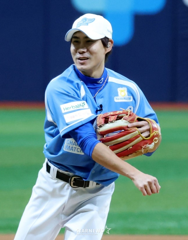 심우준이 마포팀의 선발 투수로 나서 투구를 펼치고 있다. /사진=김진경 대기자