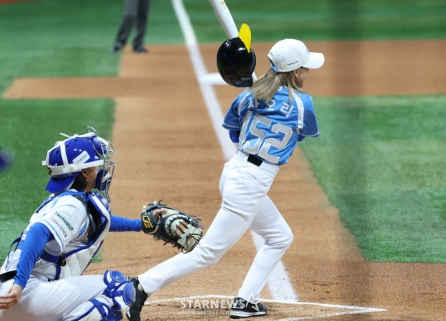 방송인 사오리(오른쪽)가 안타를 날리고 있다. /사진=김진경 대기자