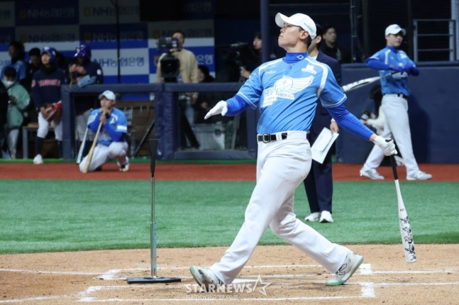 3회 이벤트로 펼쳐진 홈런 레이스에서 김동주가 홈런을 날리고 있다. /사진=김진경 대기자