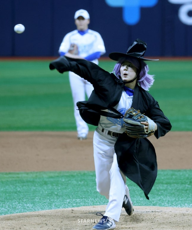 여자 야구 선수 박주아가 케이팝데몬헌터스의 사자보이스로 변신해 투구를 펼치고 있다. /사진=김진경 대기자