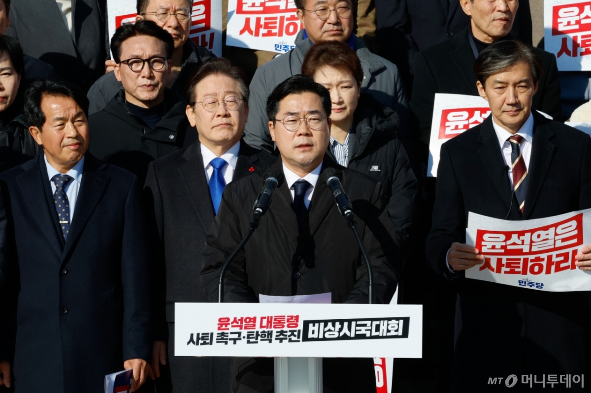 박찬대 더불어민주당 원내대표가 지난해 12월 4일 서울 여의도 국회 본청 계단에서 열린 ‘윤석열 대통령 사퇴촉구 탄핵추진 비상시국대회’에서 규탄사를 하고 있다. /사진=뉴스1