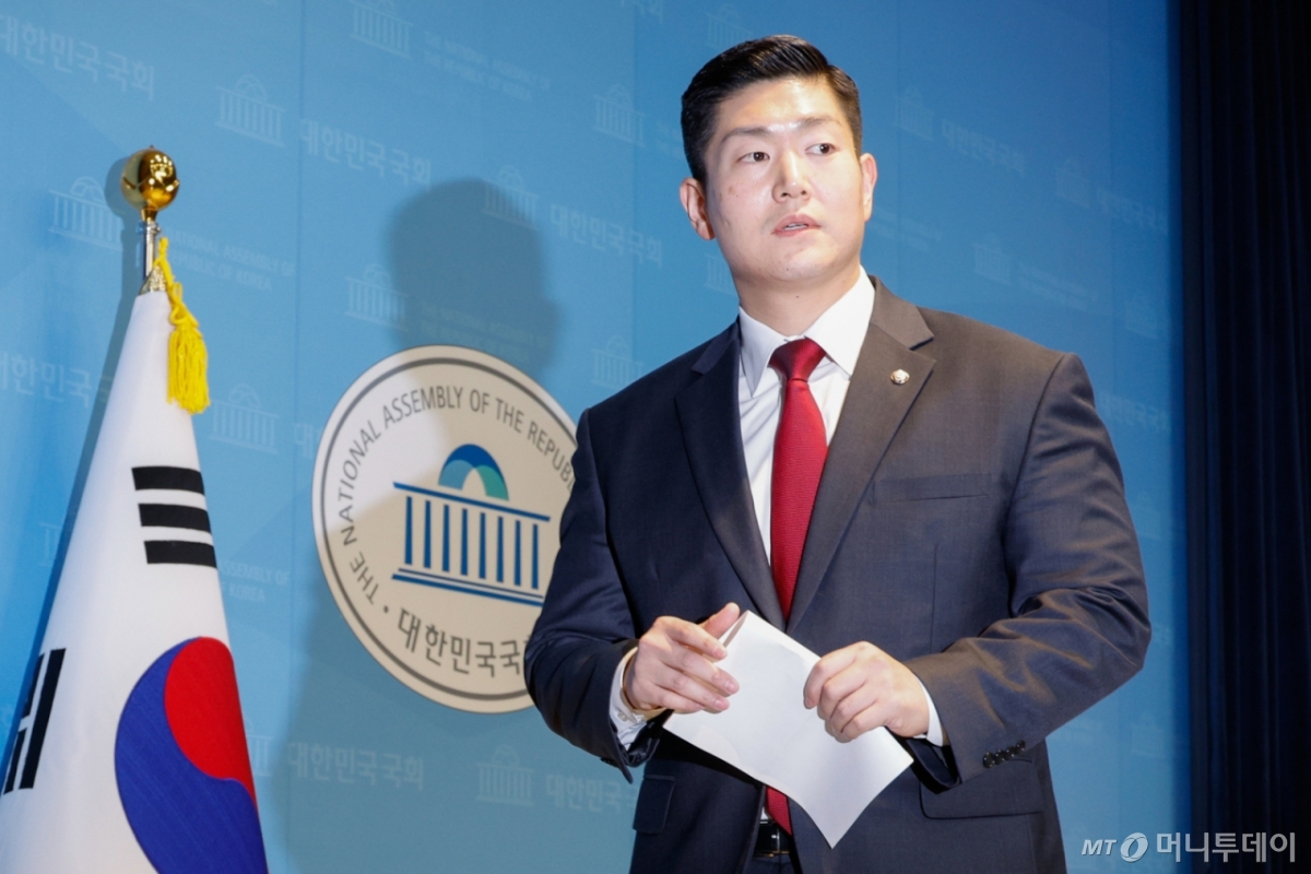 김재섭 국민의힘 의원이 지난해 12월 11일 오후 서울 여의도 국회 소통관에서 윤석열 대통령 탄핵 찬성 기자회견 마친 뒤 퇴장하고 있다. /사진=뉴스1